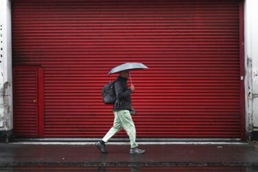 雨でもカッコいい！アラフォー・アラフィフ必見『梅雨の最強メンズコーデ術』