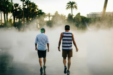 もう「おじさん」とは言わせない！ 短パンTシャツで魅せる、夏のイケオジ逆転ファッション術